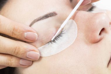 Bir kadın kirpik uzatma işlemi 
