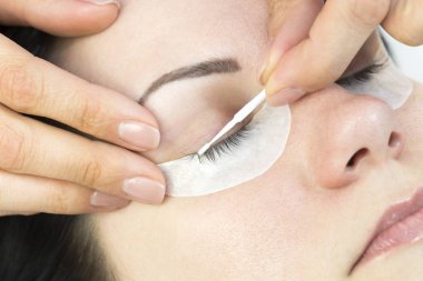 Bir kadın kirpik uzatma işlemi 