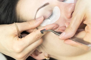 Bir kadın kirpik uzatma işlemi 