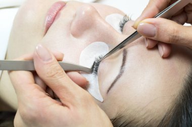 Bir kadın kirpik uzatma işlemi 