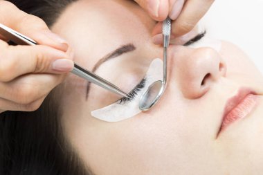 Bir kadın kirpik uzatma işlemi 