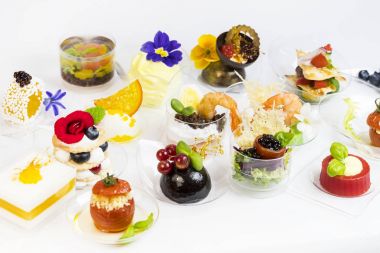 Mini Tatlılar ve et kanepeler sebze snacks