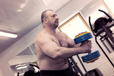 Yetişkin acımasız adam güç vücut içinde devreye girer 