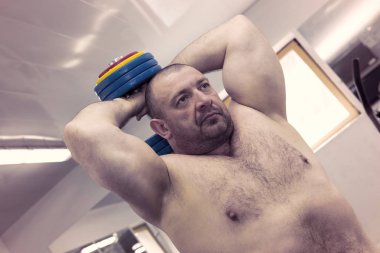 Yetişkin acımasız adam güç vücut içinde devreye girer 