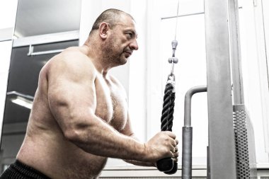 Yetişkin acımasız adam güç vücut içinde devreye girer 