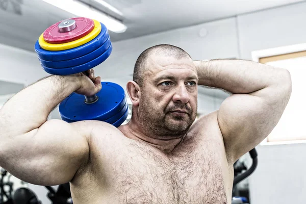 Yetişkin acımasız adam güç vücut içinde devreye girer 