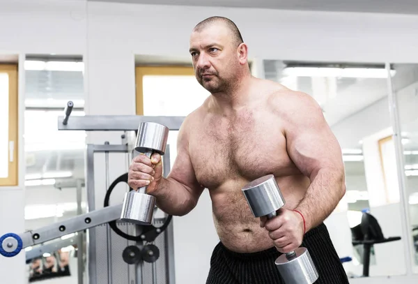 El hombre brutal adulto se dedica a la construcción de músculo de poder —  Fotos de Stock