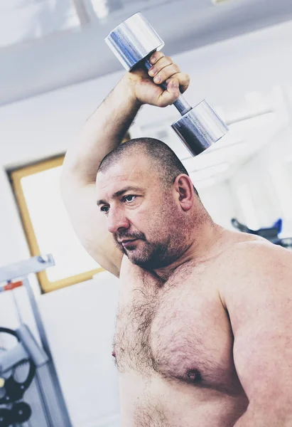 Yetişkin acımasız adam güç vücut içinde devreye girer 