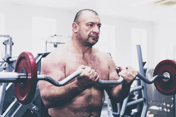 Den vuxna brutal man är engagerad i power bodybuilding — Stockfoto