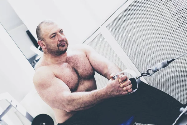 Yetişkin acımasız adam güç vücut içinde devreye girer 