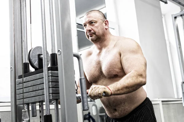 Yetişkin acımasız adam güç vücut içinde devreye girer 