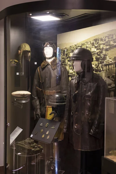 Museo de la historia de los militares del ejército húngaro con exposiciones históricas y composiciones sobre el tema de la guerra . — Foto de Stock