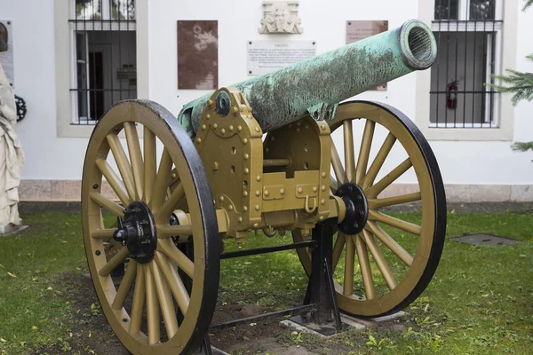 Museum van de geschiedenis van het leger van het Hongaarse leger met historische tentoonstellingen en composities op het thema van de oorlog. — Stockfoto