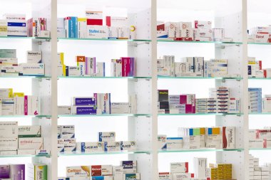  İlaçlar ve ilaç tablet ve Gıda katkı maddeleri ile eczane dolapları 