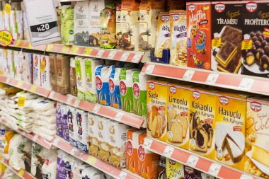  Marmaris, Türkiye'deki Migros süpermarket ürünleri ile iç iç stiles ve buzdolapları 