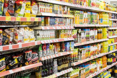  Marmaris, Türkiye'deki Migros süpermarket ürünleri ile iç iç stiles ve buzdolapları 