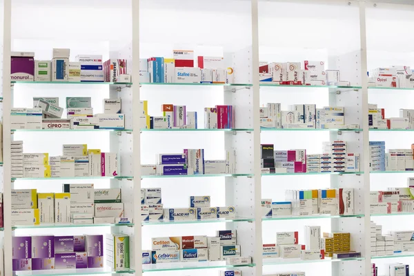  İlaçlar ve ilaç tablet ve Gıda katkı maddeleri ile eczane dolapları 