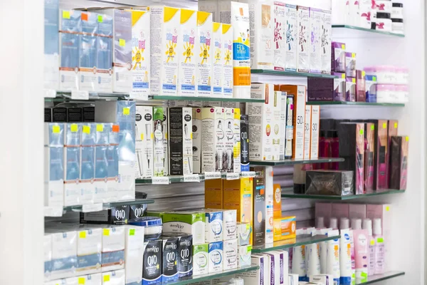  İlaçlar ve ilaç tablet ve Gıda katkı maddeleri ile eczane dolapları 