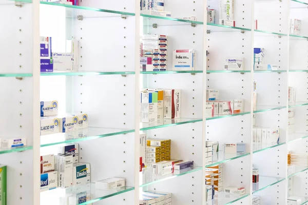  İlaçlar ve ilaç tablet ve Gıda katkı maddeleri ile eczane dolapları 