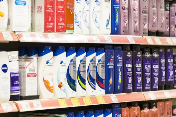  Marmaris, Türkiye'deki Migros süpermarket ürünleri ile iç iç stiles ve buzdolapları 