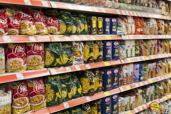 Interior de stiles y neveras con productos del supermercado Migros en Marmaris, Turquía —  Fotos de Stock