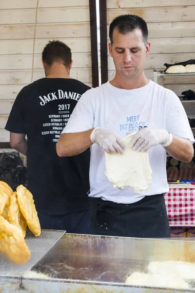 Geleneksel halk Saint Istvn ve halk ustaları ile Macaristan ekmek ilk adil. Budapeşte. Macaristan 