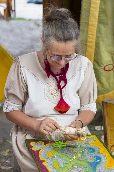 Feria folclórica tradicional en honor de San Esteban y el primer pan en Hungría con maestros folclóricos. Budapest. Hungría — Foto de Stock