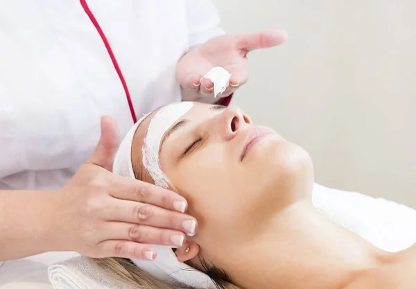 Proceso mascarilla cosmética de masajes y tratamientos faciales —  Fotos de Stock