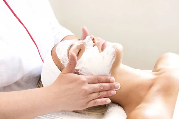 Proceso mascarilla cosmética de masajes y tratamientos faciales — Foto de Stock