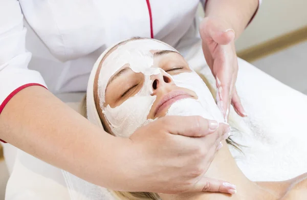 Proceso mascarilla cosmética de masajes y tratamientos faciales —  Fotos de Stock
