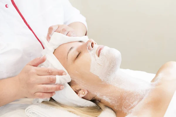 Proces kosmetycznych maski masaż i zabiegi na twarz — Zdjęcie stockowe