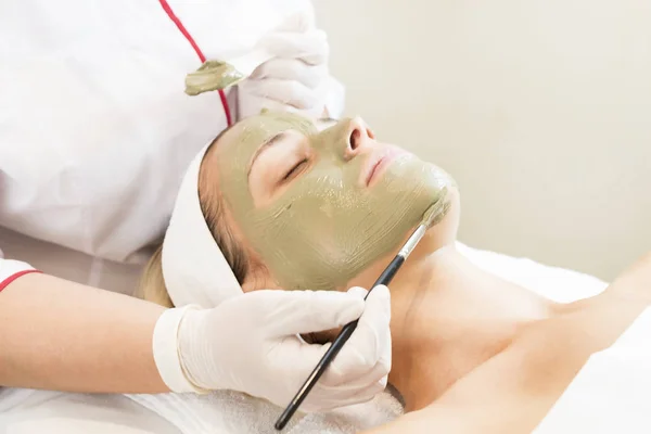 Maschera cosmetica di processo di massaggio e trattamenti per il viso — Foto Stock