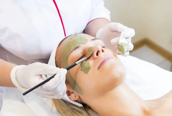 Máscara cosmética de processo de massagem e tratamentos faciais — Fotografia de Stock