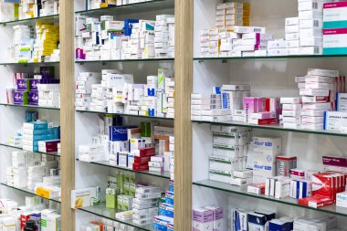 İlaçlar ve ilaç tablet ve Gıda katkı maddeleri ile eczane dolapları 