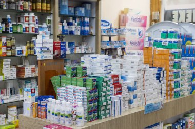 İlaçlar ve ilaç tablet ve Gıda katkı maddeleri ile eczane dolapları 