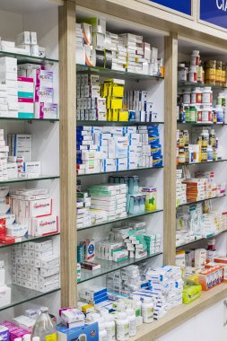 İlaçlar ve ilaç tablet ve Gıda katkı maddeleri ile eczane dolapları 