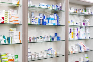 İlaçlar ve ilaç tablet ve Gıda katkı maddeleri ile eczane dolapları 