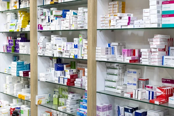 İlaçlar ve ilaç tablet ve Gıda katkı maddeleri ile eczane dolapları 