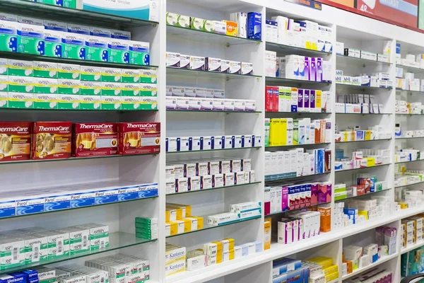 İlaçlar ve ilaç tablet ve Gıda katkı maddeleri ile eczane dolapları 