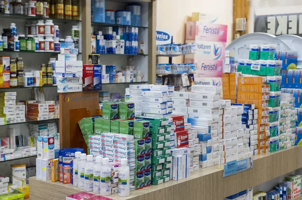 İlaçlar ve ilaç tablet ve Gıda katkı maddeleri ile eczane dolapları 