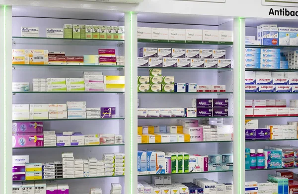 의약품 및 의약품 정제와 식품 첨가물 약국 캐비닛 — 스톡 사진