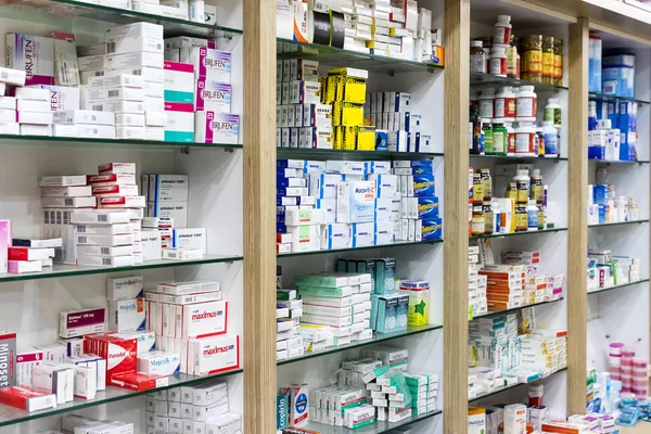 Lékárna skříně s tablety léků a léků a potravinářských přídatných látek — Stock fotografie
