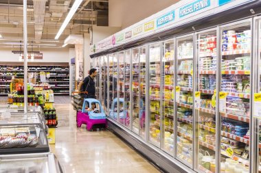 Manavgat, Türkiye'deki Migros süpermarket ürünleri ile iç iç stiles ve buzdolapları 