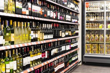 Manavgat, Türkiye'deki Migros süpermarket ürünleri ile iç iç stiles ve buzdolapları 