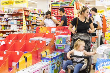 Manavgat, Türkiye'deki Migros süpermarket ürünleri ile iç iç stiles ve buzdolapları 