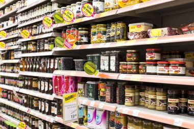 Manavgat, Türkiye'deki Migros süpermarket ürünleri ile iç iç stiles ve buzdolapları 