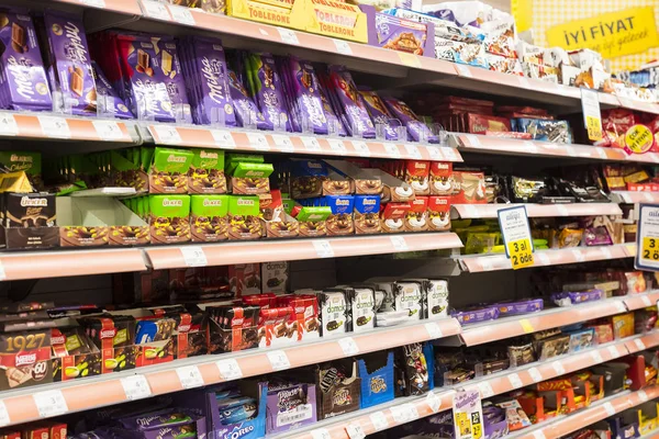 Belső belső stiles és hűtőszekrények a termékekkel, a Migros szupermarket, Manavgat, Törökország — Stock Fotó