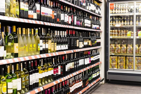 Intérieur des poteaux et réfrigérateurs avec produits du supermarché Migros à Manavgat, Turquie — Photo