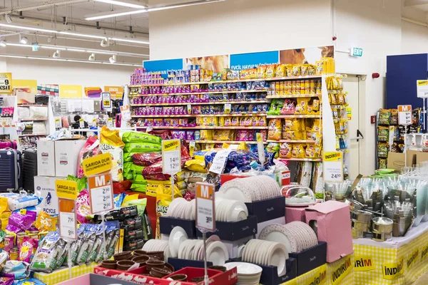 Intérieur des poteaux et réfrigérateurs avec produits du supermarché Migros à Manavgat, Turquie — Photo