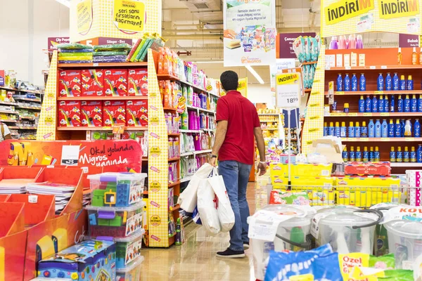 Intérieur des poteaux et réfrigérateurs avec produits du supermarché Migros à Manavgat, Turquie — Photo